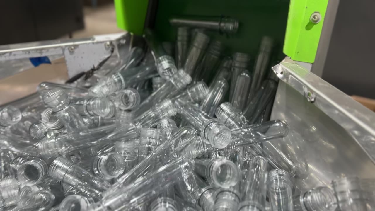 Поток PET-преформ из бункера в выдувную машину